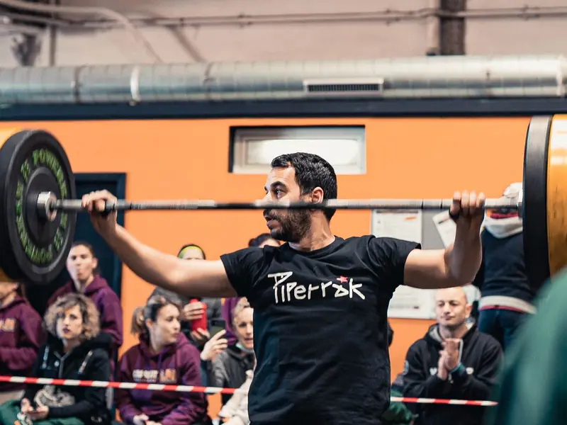 Atleta amb la barra a l'alçada de les espatlles