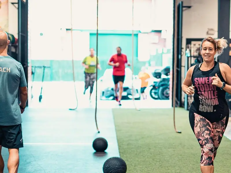 Atletes corrent durant un entrenament