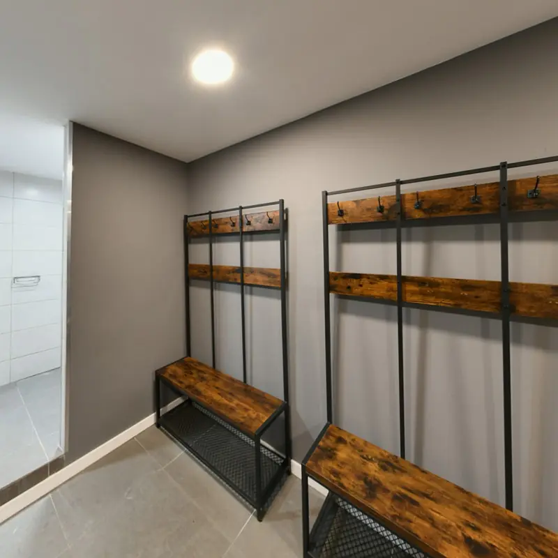 Vestidor amb bancs i penjadors de fusta