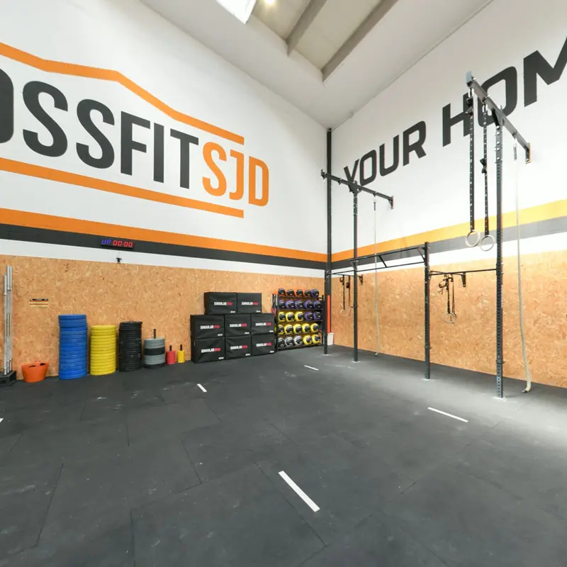 Sala amb el logotip de CrossFit SJD, caixes de salt i boles medicinals