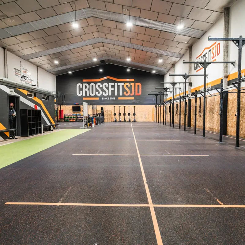 Sala principal del box de Sant Joan Despí amb el rètol CrossFit SJD al fons