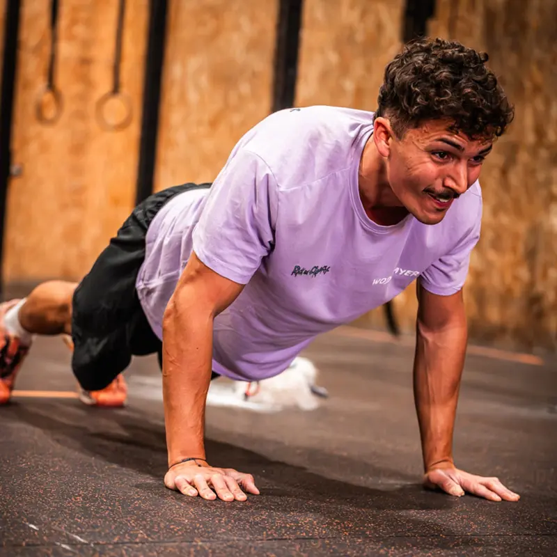 Atleta fent flexions durant una classe