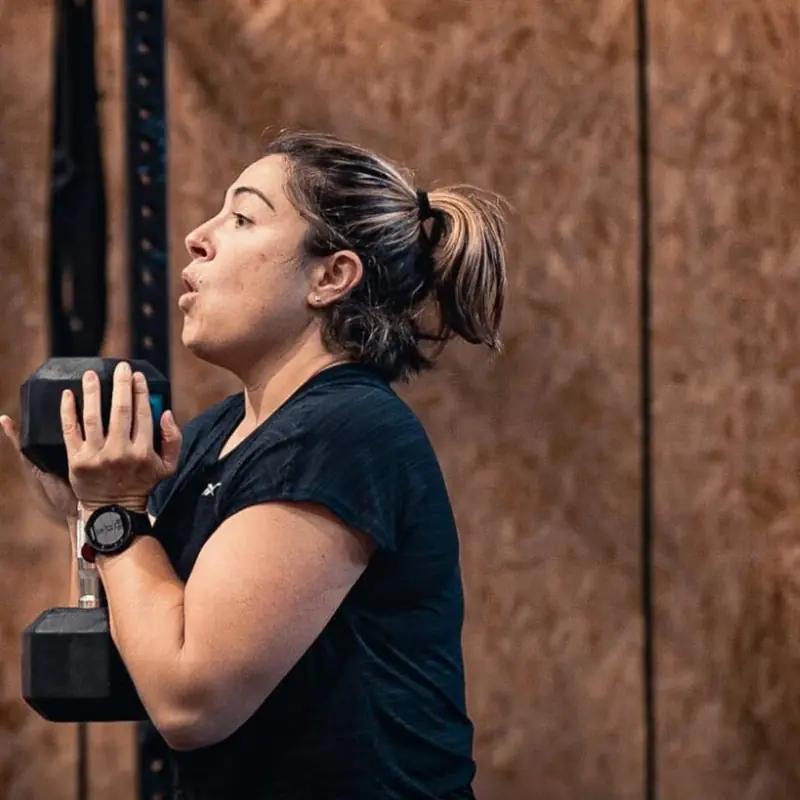 Gemma fent un exercici amb manuelles
