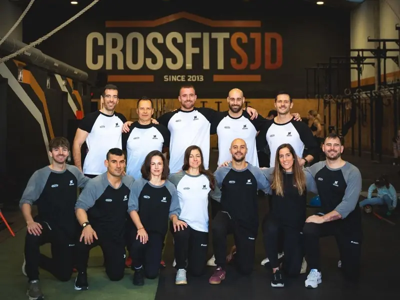 L'equip d'entrenadors de CrossFit SJD davant del rètol «CrossFit SJD since 2013»